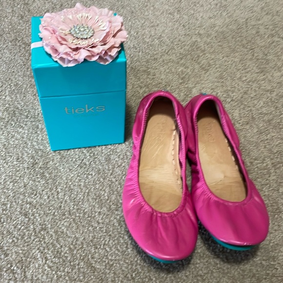 Size 7 Fuchsia Tieks - good used condition - Picture 1 of 6
